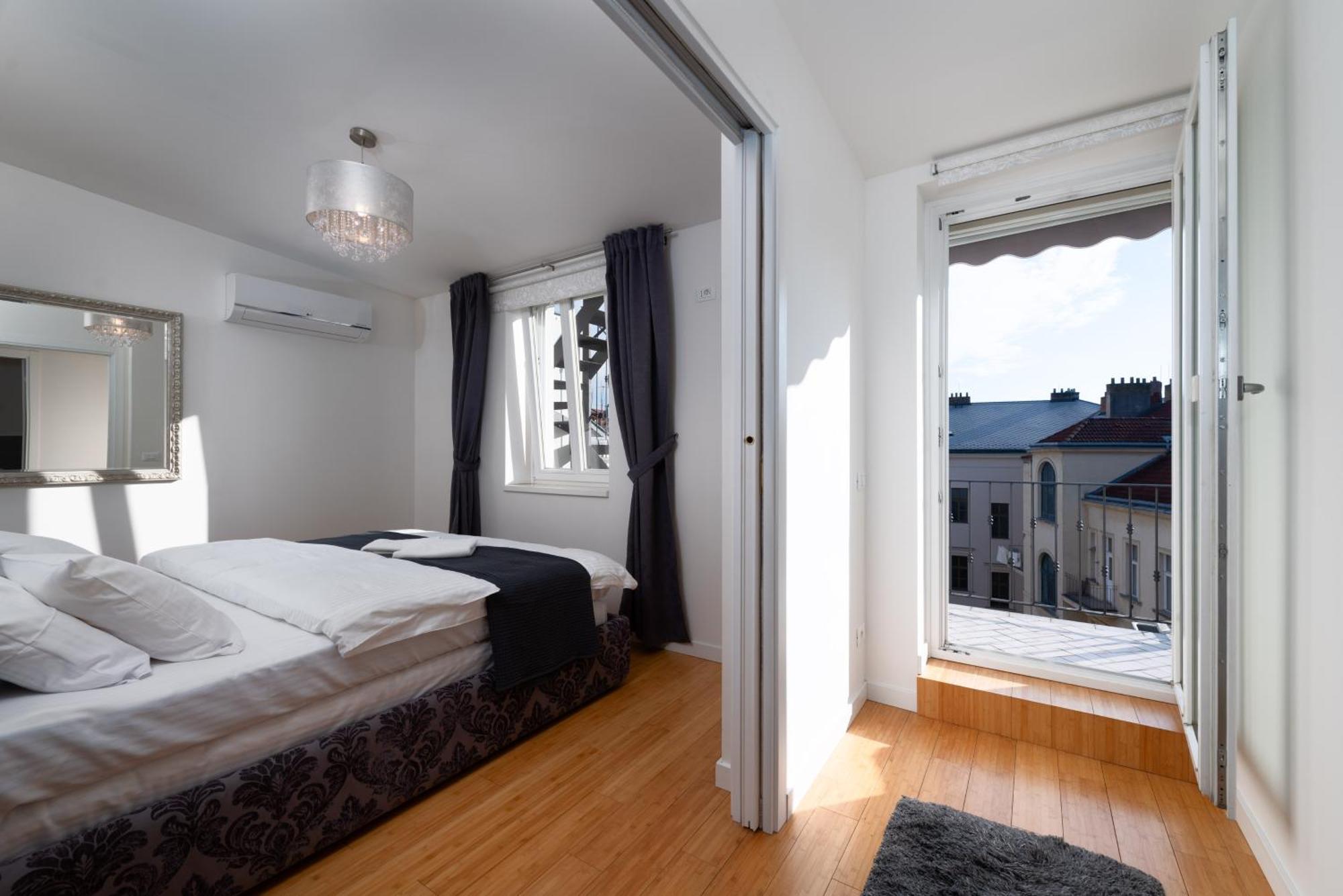 Two-Level Apart With A Terrace Near The Vltava River Prag Dış mekan fotoğraf